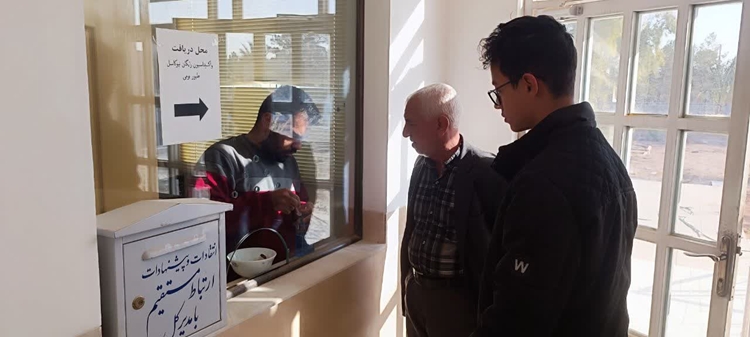 بمناسبت گرامیداشت دهه فجر  واکسیناسیون طیور بومی علیه بیماری نیوکاسل درشهرستان  اردکان انجام شد